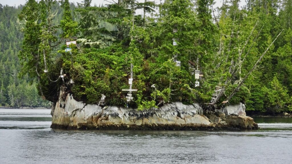 Photo of Turret Rock in the middle of Nakwakto Rapids with boat names
