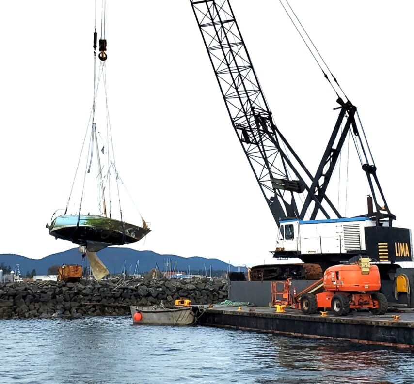 Crane lifting sailboat that went on the rocks
