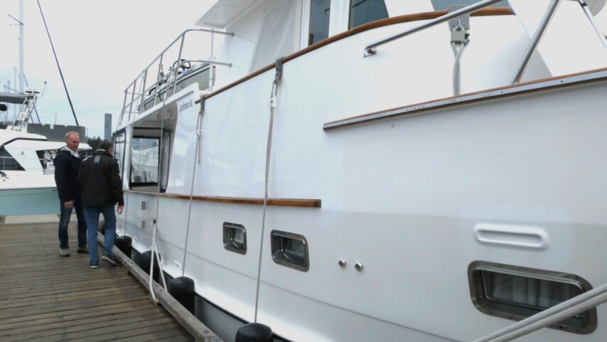 Two-tone appearance on hull