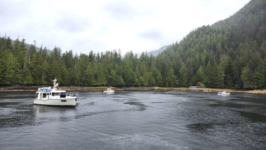 Waggoner flotilla boats anchored in Klewnuggit